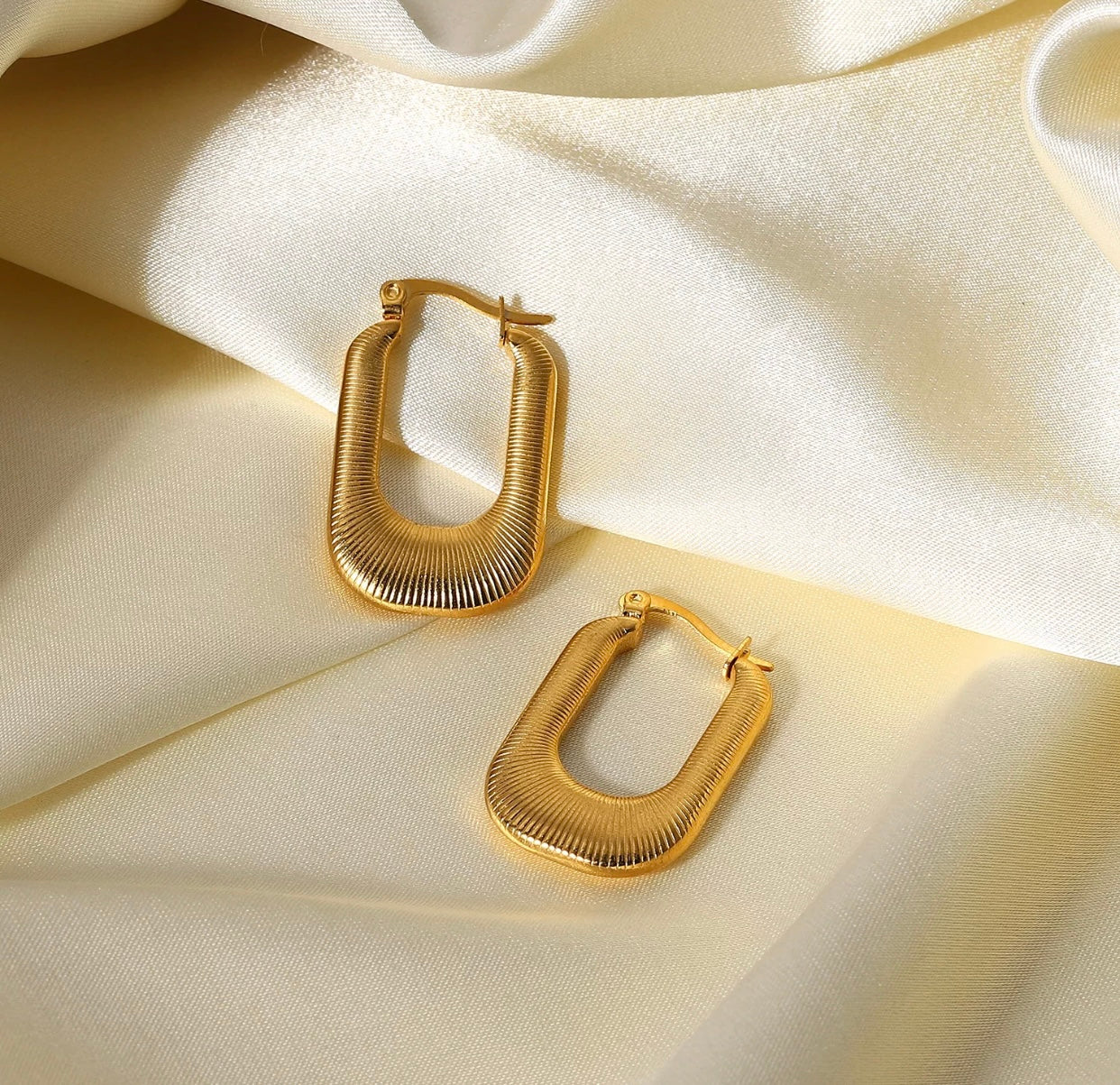 CLARISSE HOOP EARRINGS